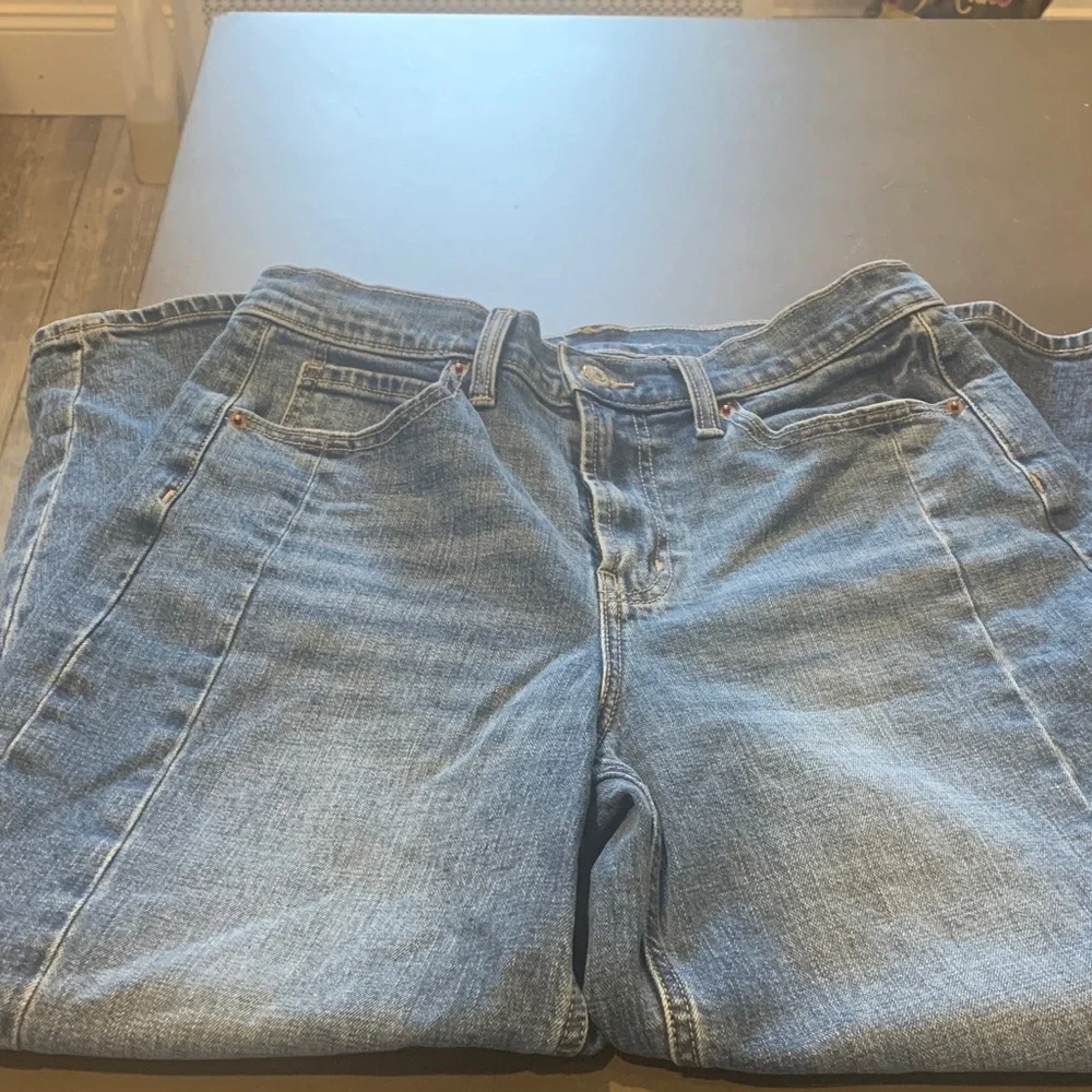 Old Navy Women's Barrel Leg Jeans in Classic Denim - Picture 3 of 5